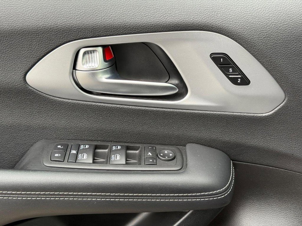 Used 2025 Chrysler Pacifica Limited image 26