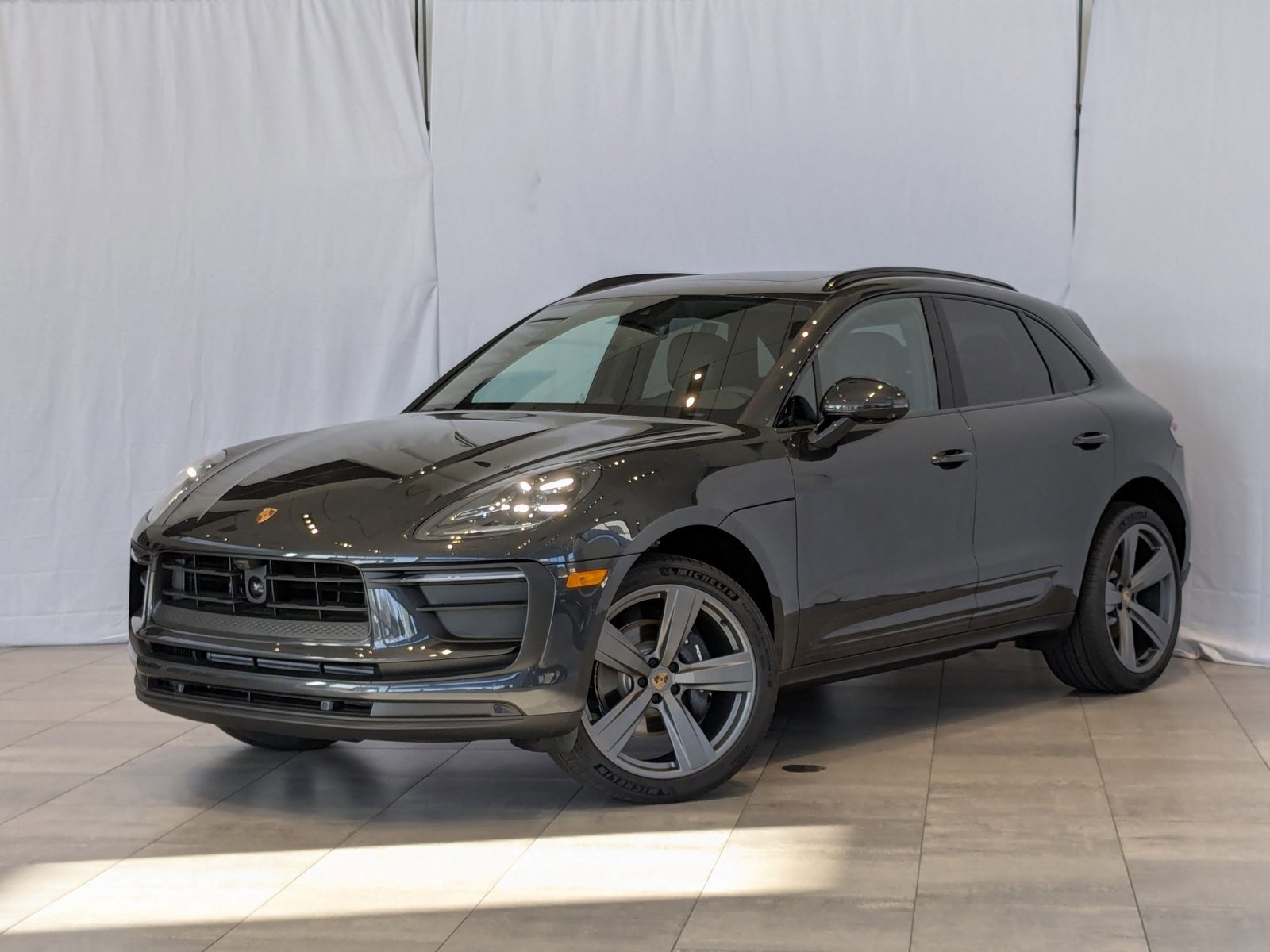 Used 2025 Porsche Macan image 1