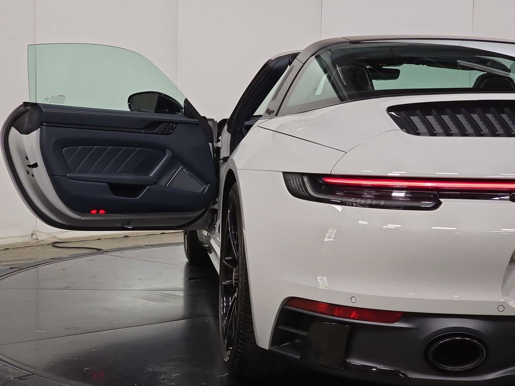 Certified 2024 Porsche 911 Targa 4 GTS AWD/4WD image 31