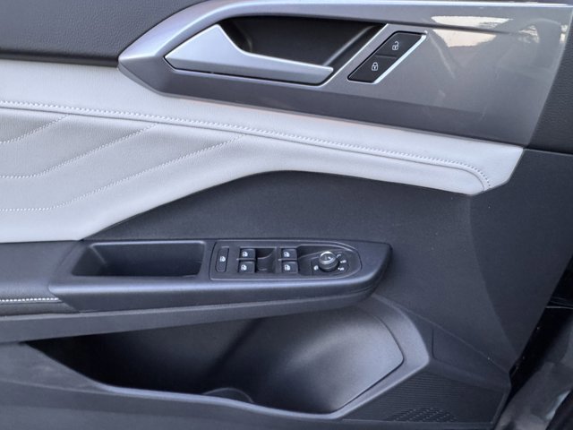 New 2025 Volkswagen Taos SEL image 22