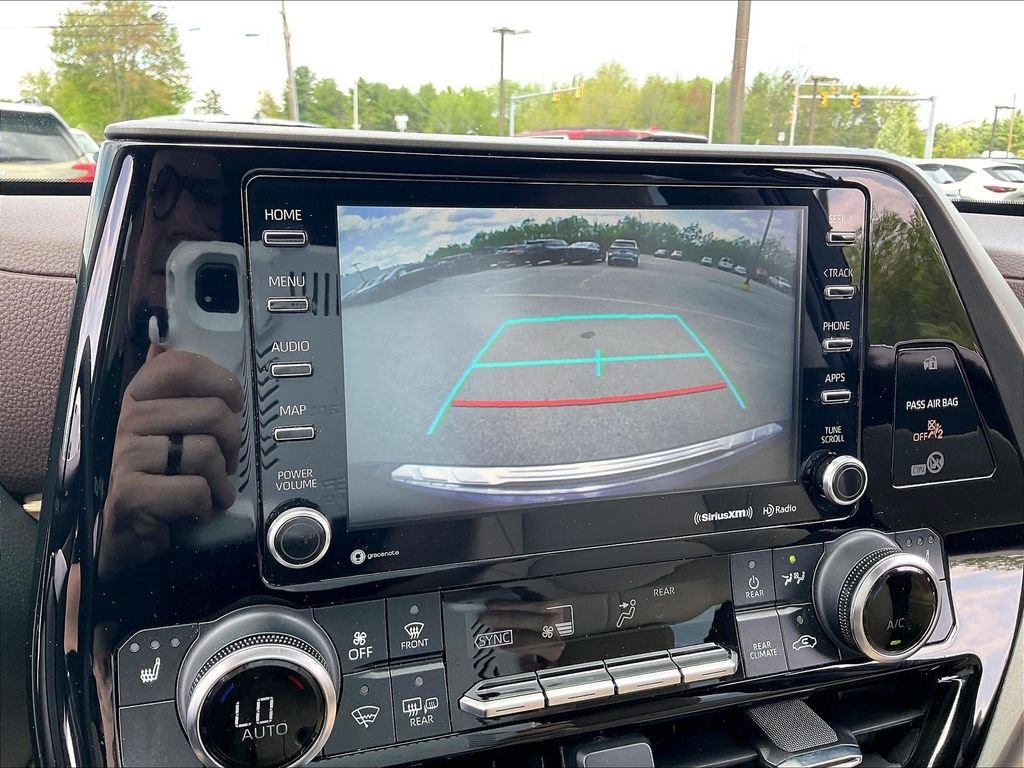 Used 2022 Toyota Highlander XLE AWD/4WD image 19
