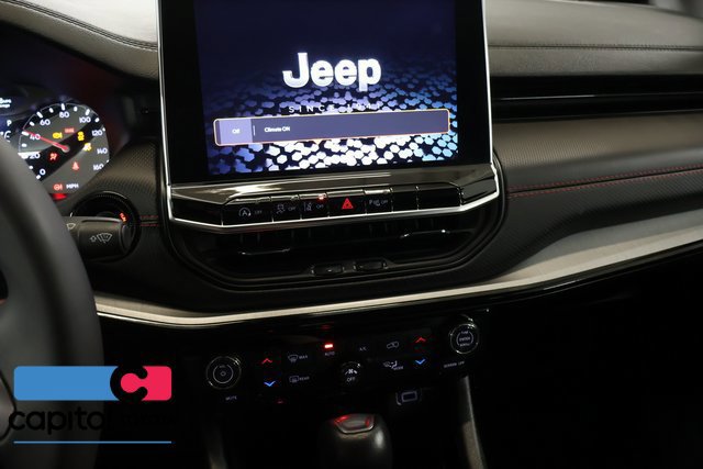 Used 2025 Jeep Compass Trailhawk AWD/4WD image 18