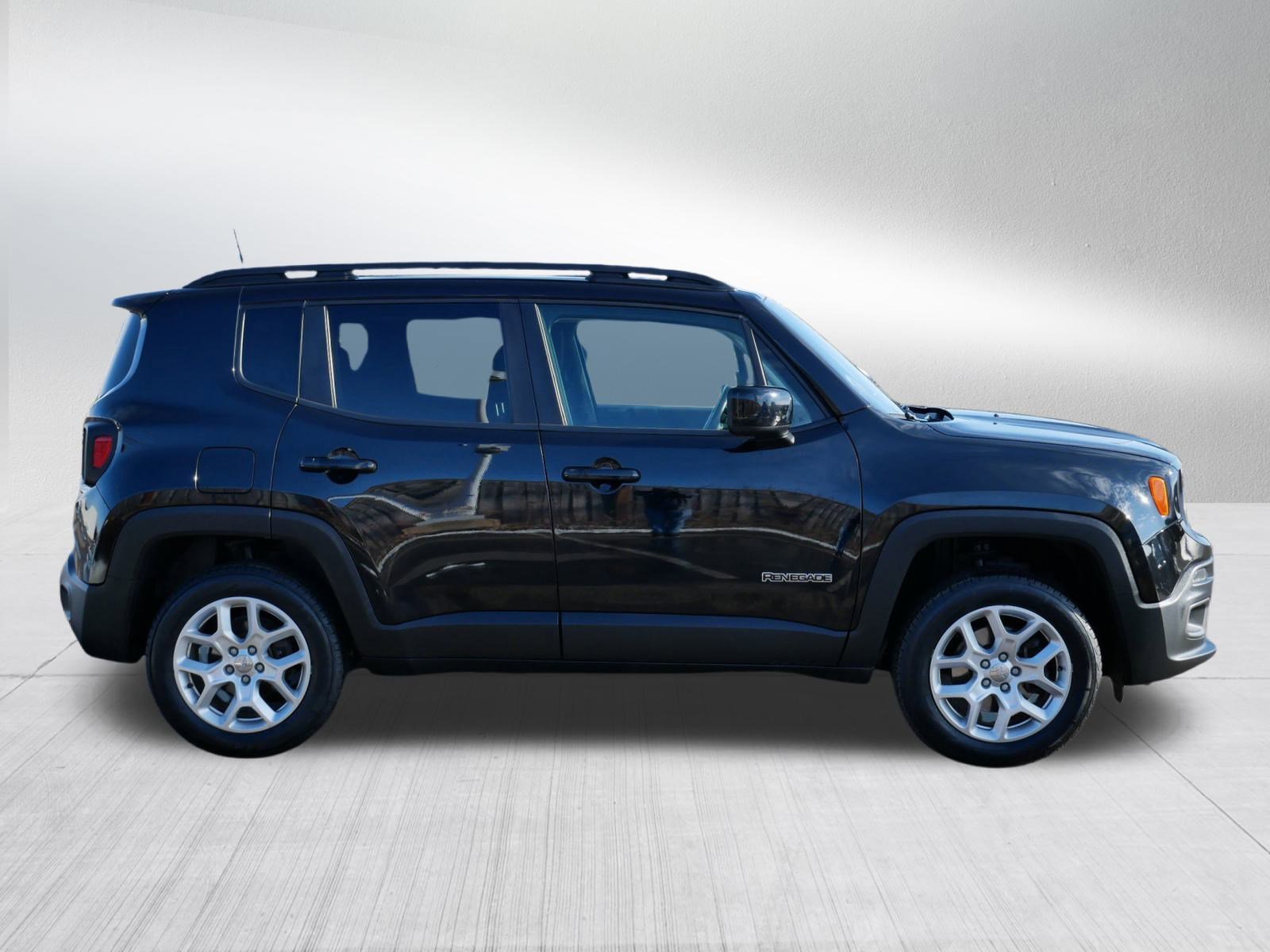 Used 2018 Jeep Renegade Latitude w/ Cold Weather Group image 8