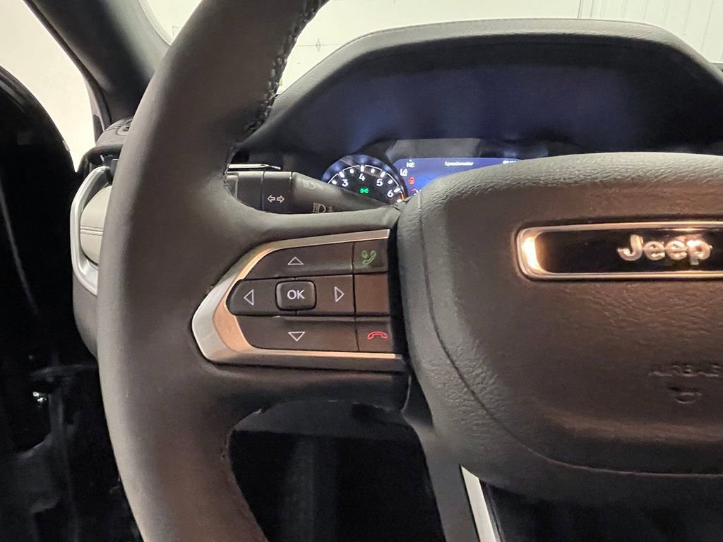 Used 2025 Jeep Compass Limited image 29