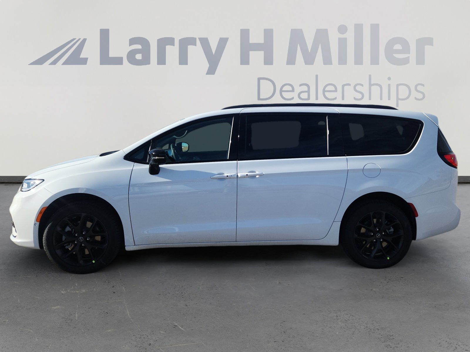 New 2026 Chrysler Pacifica Limited w/ S Appearance Package AWD/4WD image 3