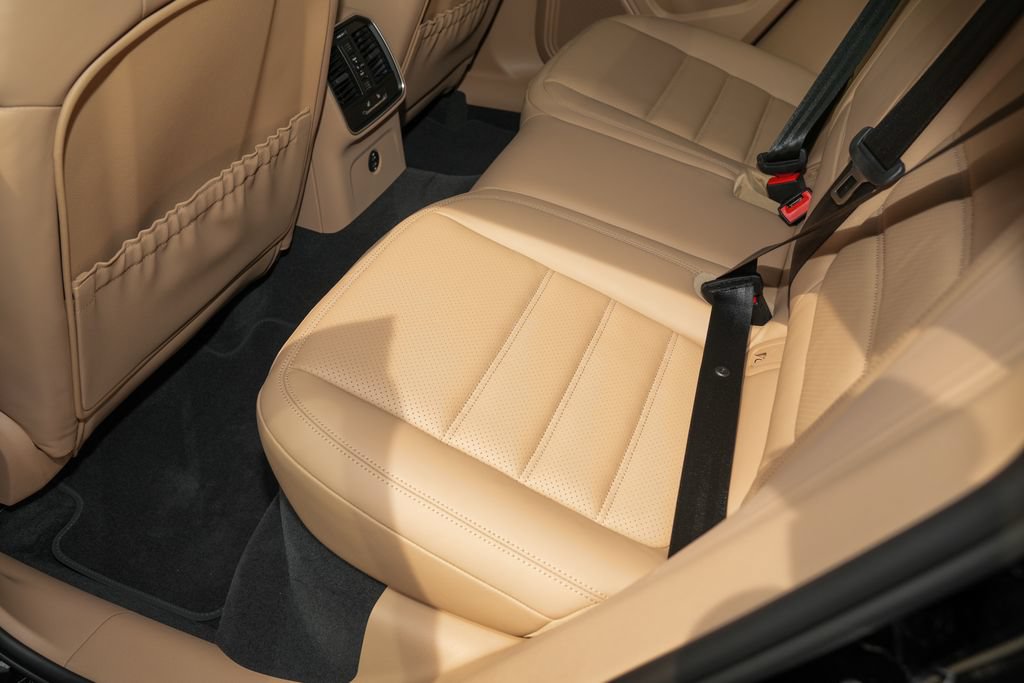 Certified 2026 Porsche Macan AWD/4WD image 32