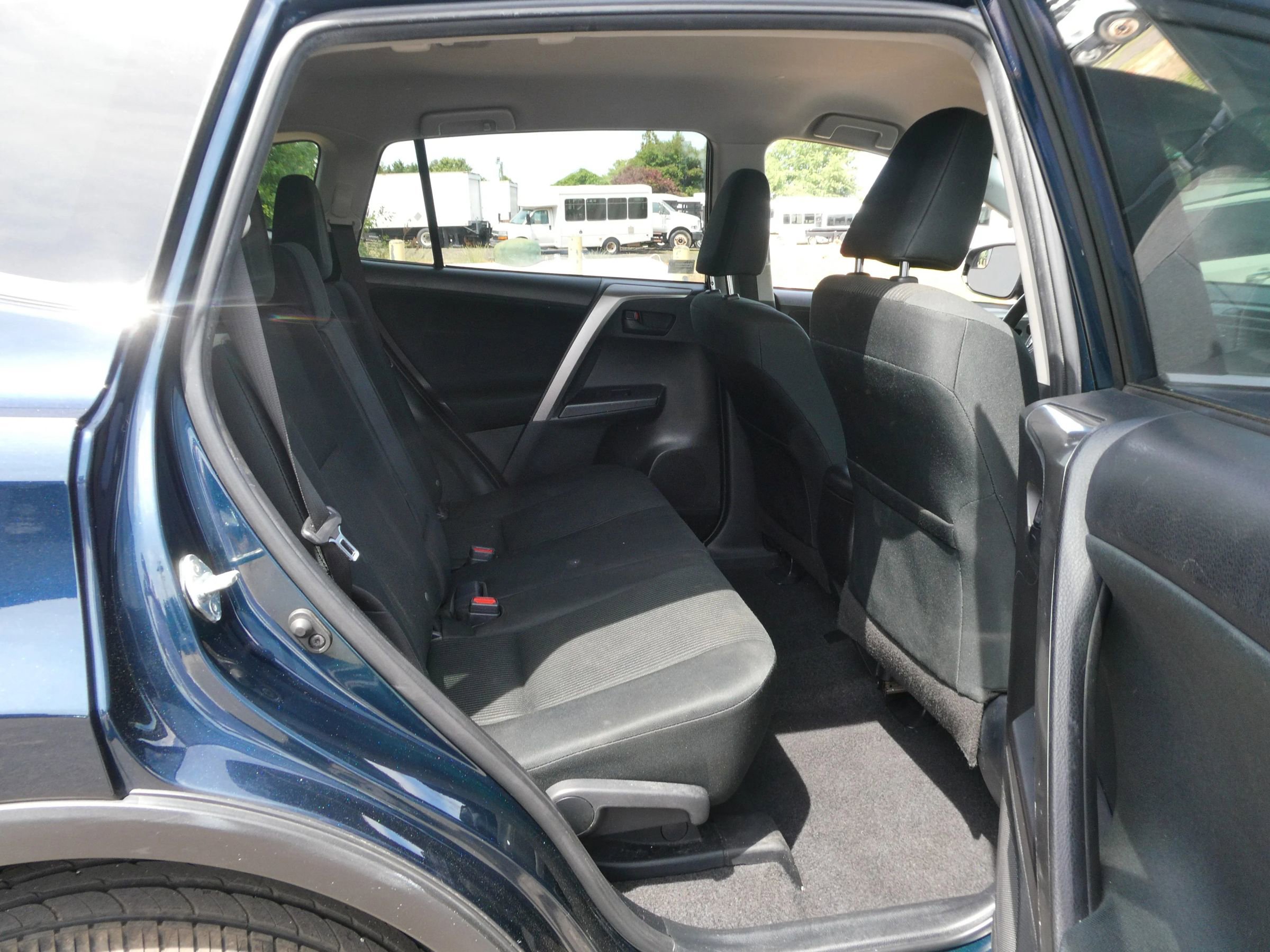 Used 2018 Toyota RAV4 LE AWD/4WD image 25