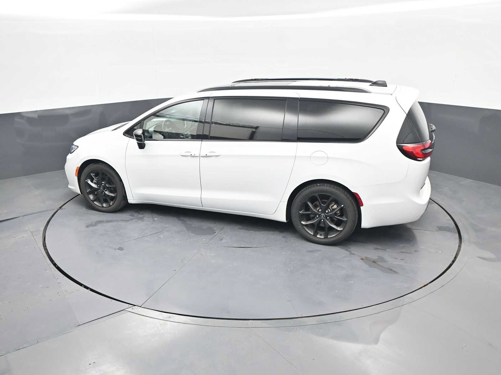 Used 2025 Chrysler Pacifica Limited FWD image 33