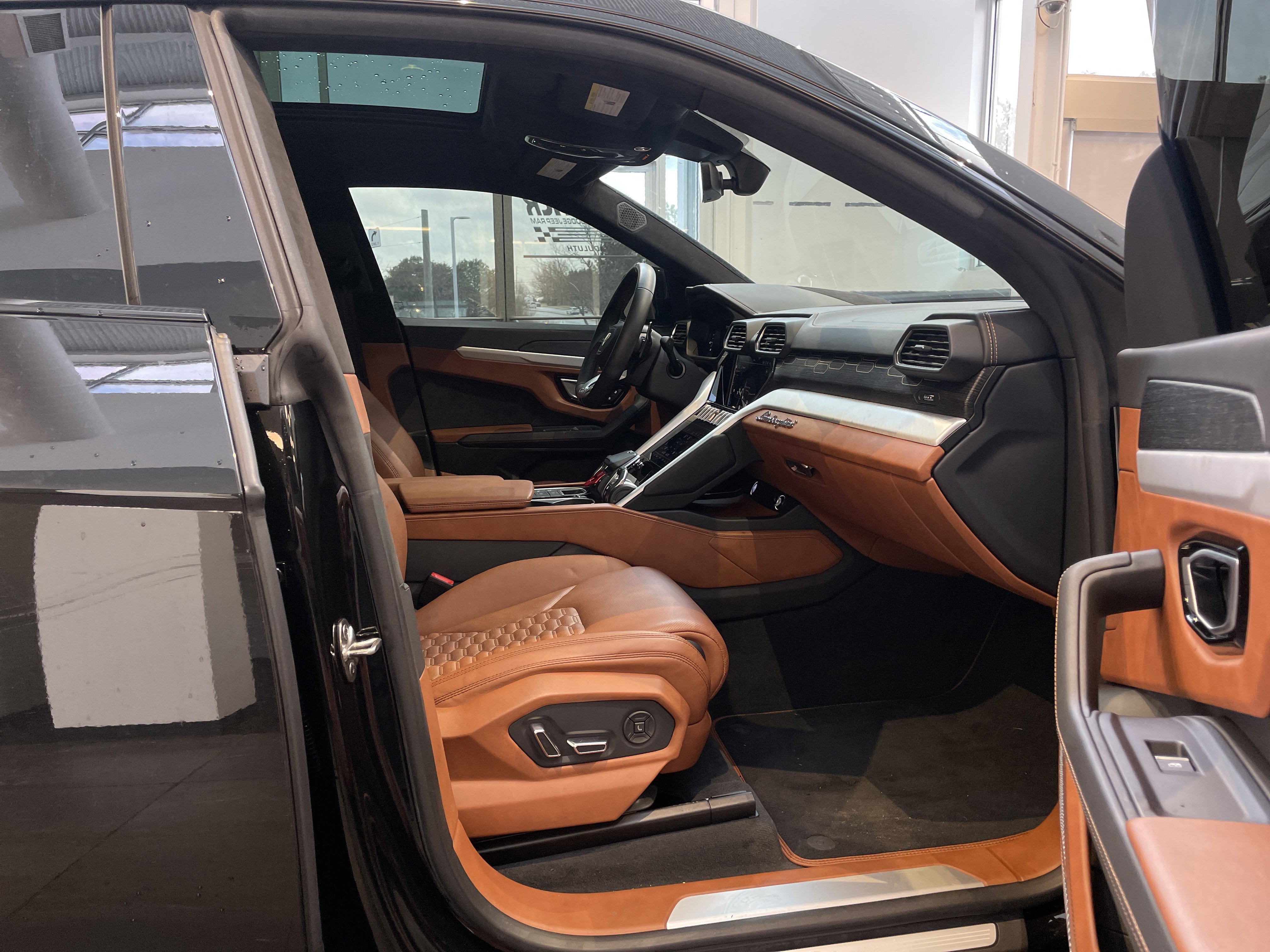 Used 2021 Lamborghini Urus AWD/4WD image 39