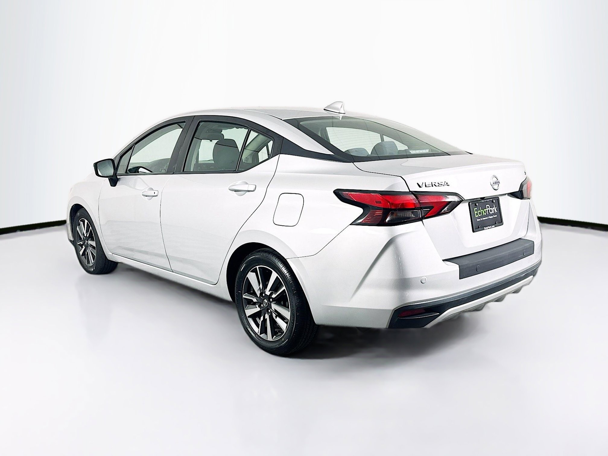 Used 2021 Nissan Versa SV image 5