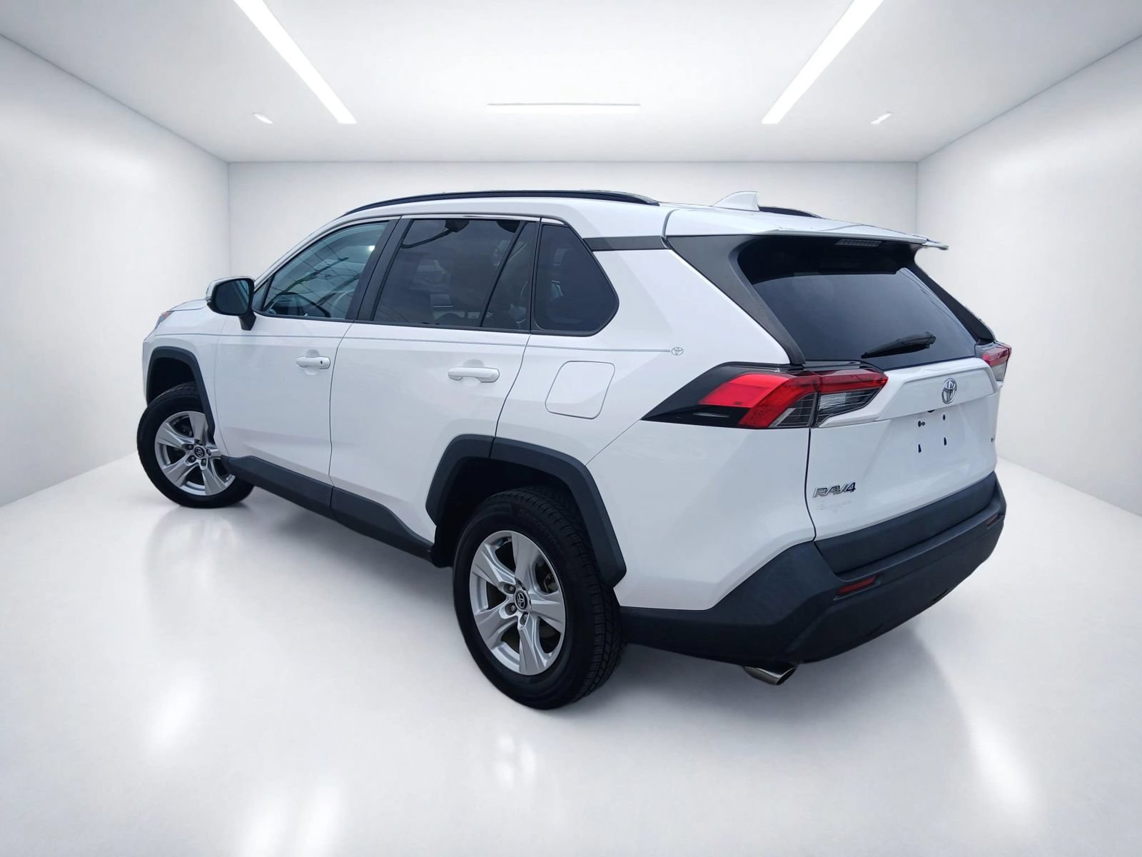 Used 2020 Toyota RAV4 XLE w/ Convenience Package FWD image 4