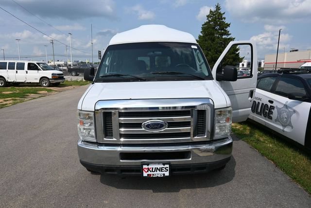 Used 2009 Ford E-150 and Econoline 150 Wagon RWD image 2