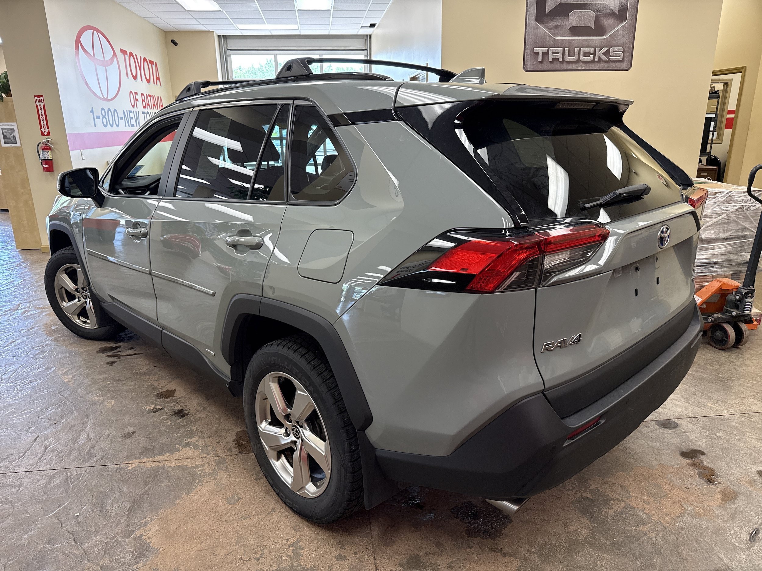 Used 2021 Toyota RAV4 XLE Premium AWD/4WD image 8