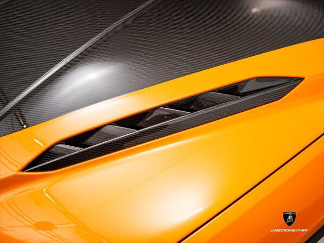 Used 2024 Lamborghini Urus Performante AWD/4WD image 9