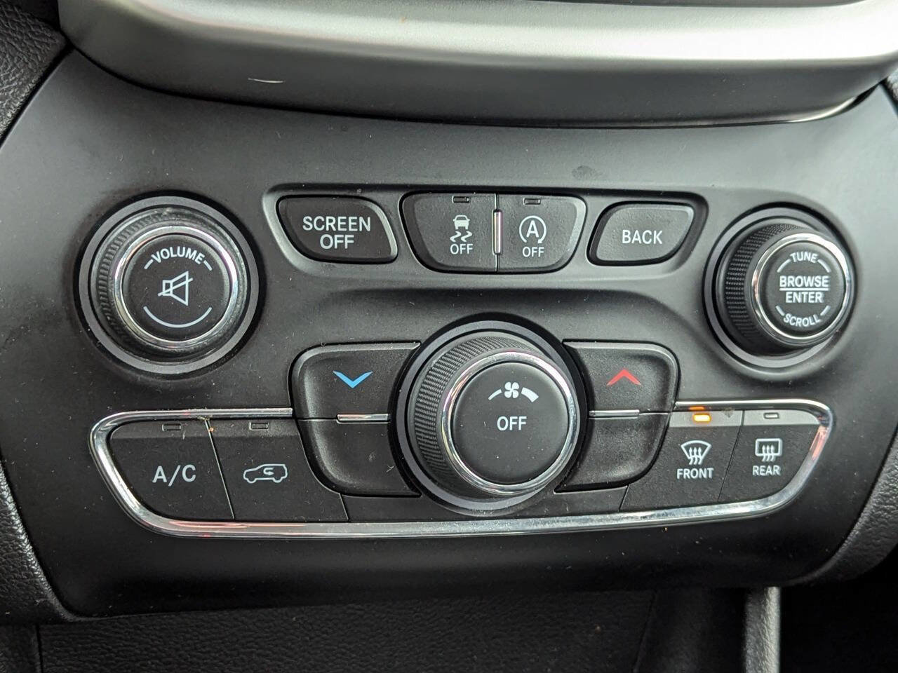 Used 2016 Jeep Cherokee Trailhawk w/ Cold Weather Group image 22