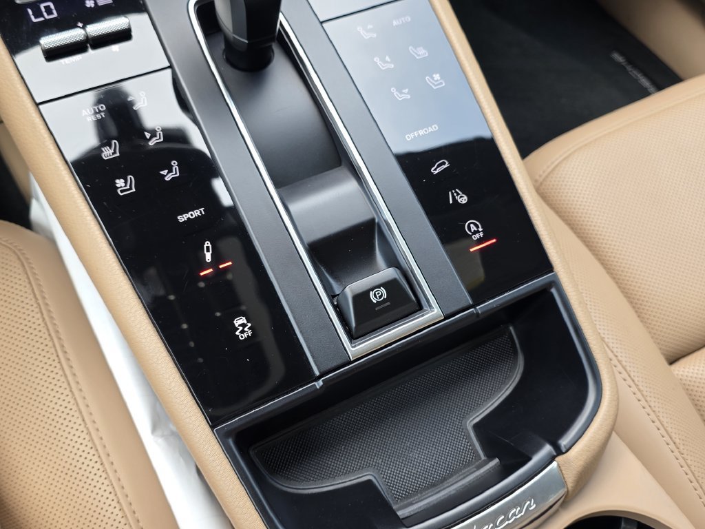 Certified 2024 Porsche Macan Turbo AWD/4WD image 20