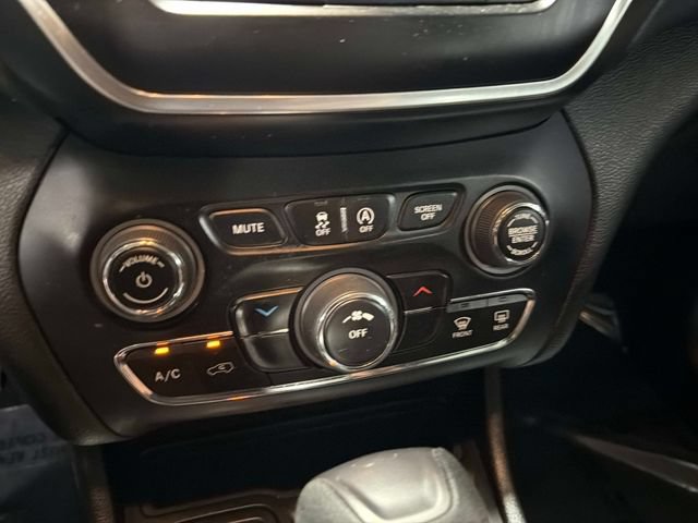 Used 2021 Jeep Cherokee Latitude FWD image 22
