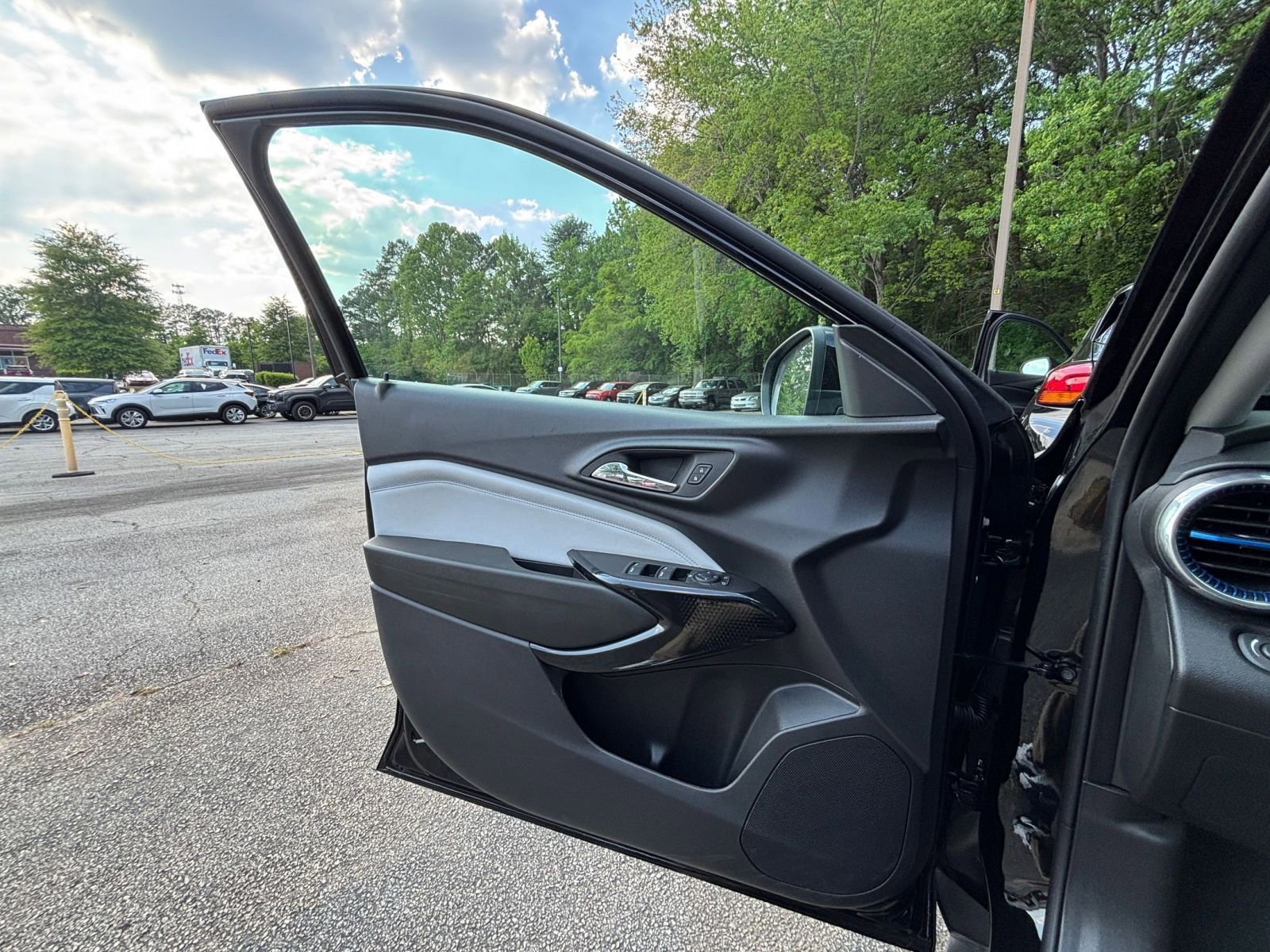 Used 2025 Chevrolet Trax LT FWD image 18