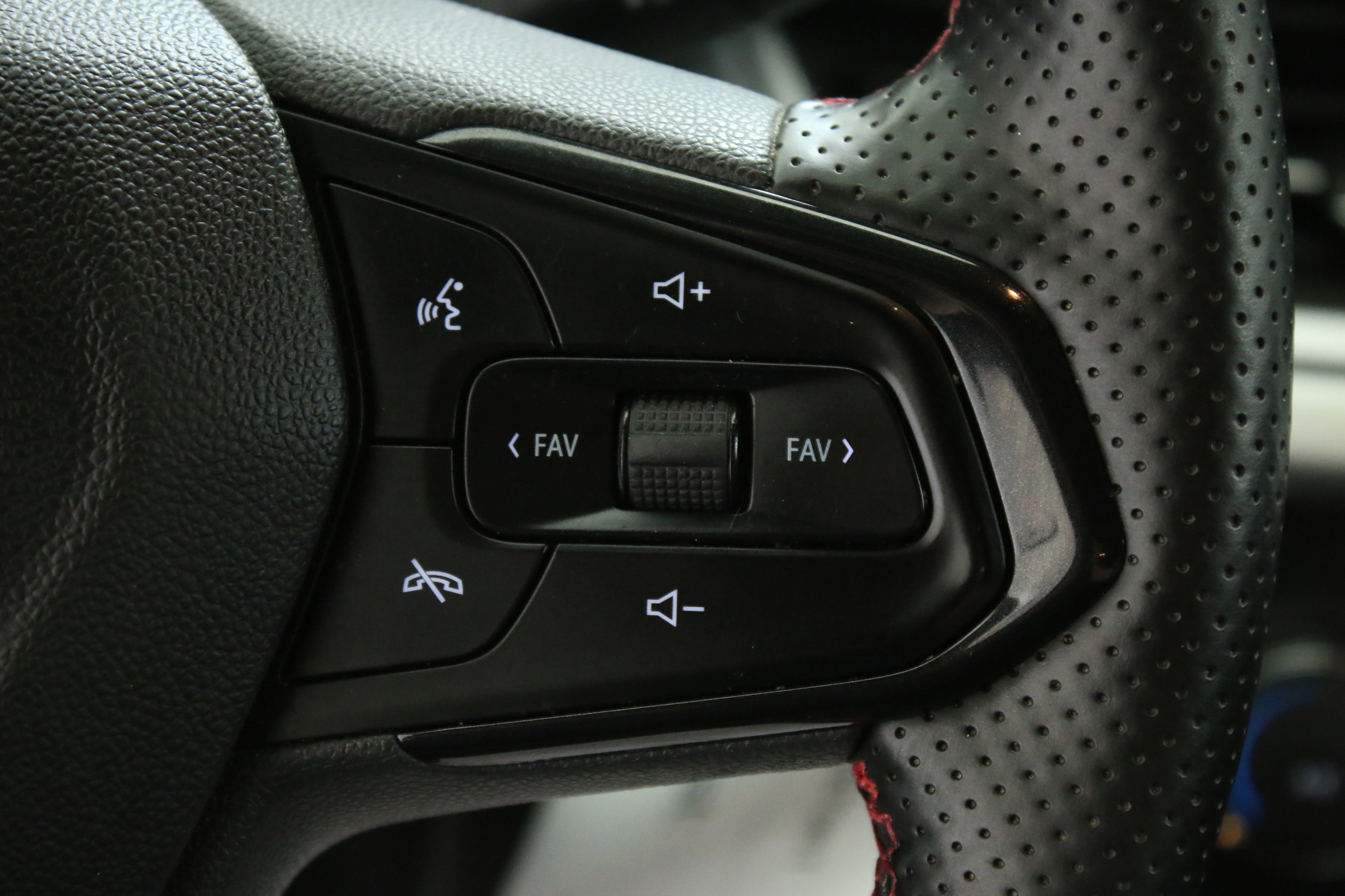 Certified 2024 Chevrolet Trax RS FWD image 16