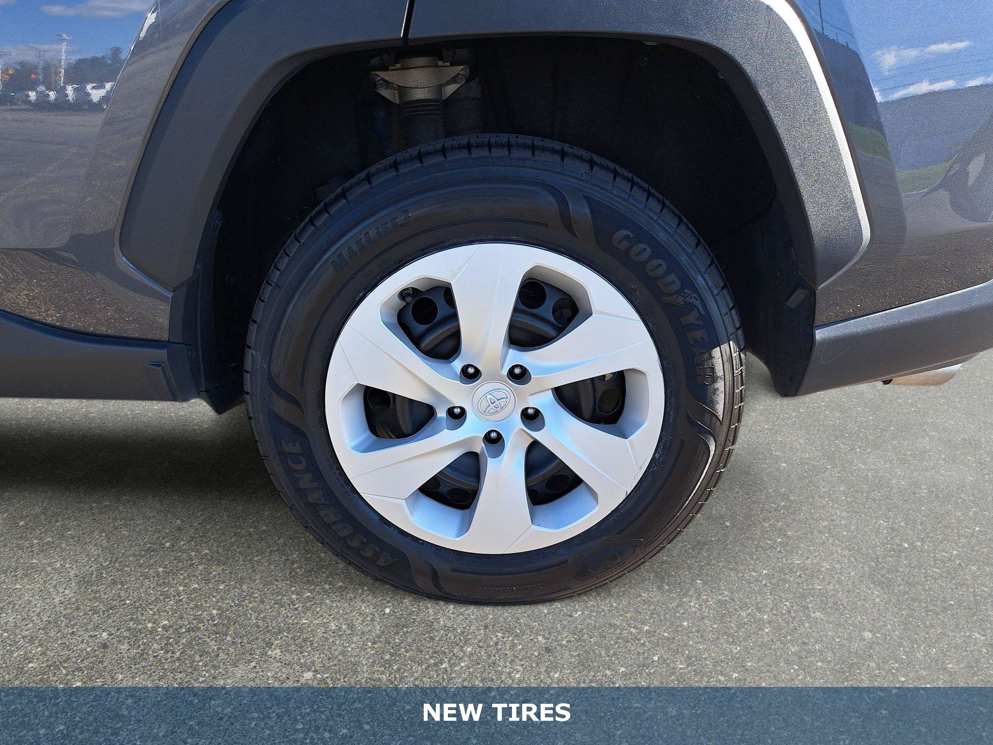 Used 2025 Toyota RAV4 LE AWD/4WD image 32