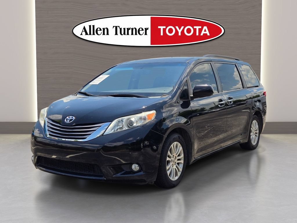 Used 2015 Toyota Sienna XLE w/ XLE Navigation Package FWD image 5