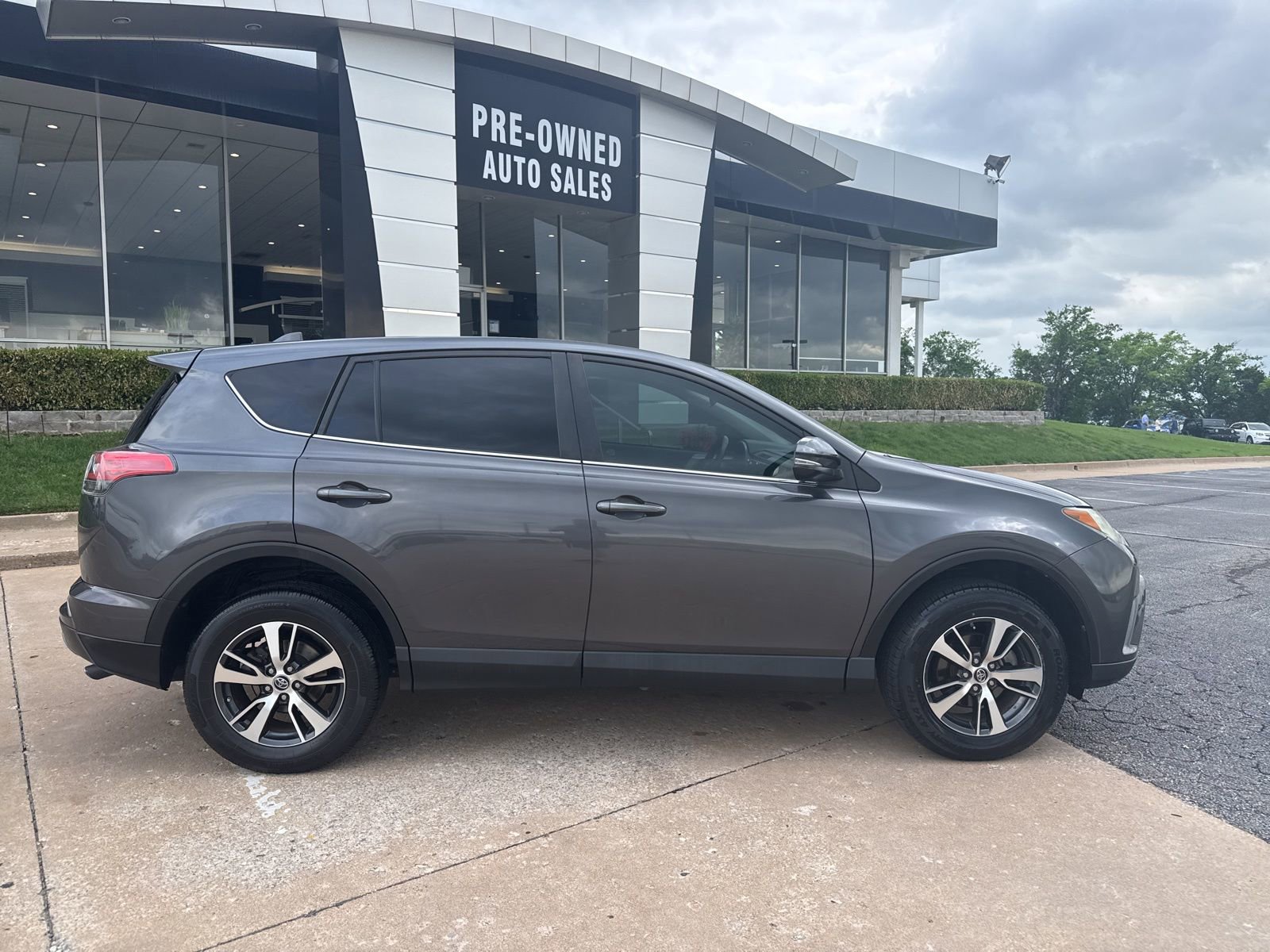 Used 2018 Toyota RAV4 XLE FWD image 2