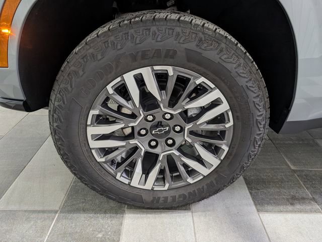 Used 2025 Chevrolet Suburban Z71 AWD/4WD image 7