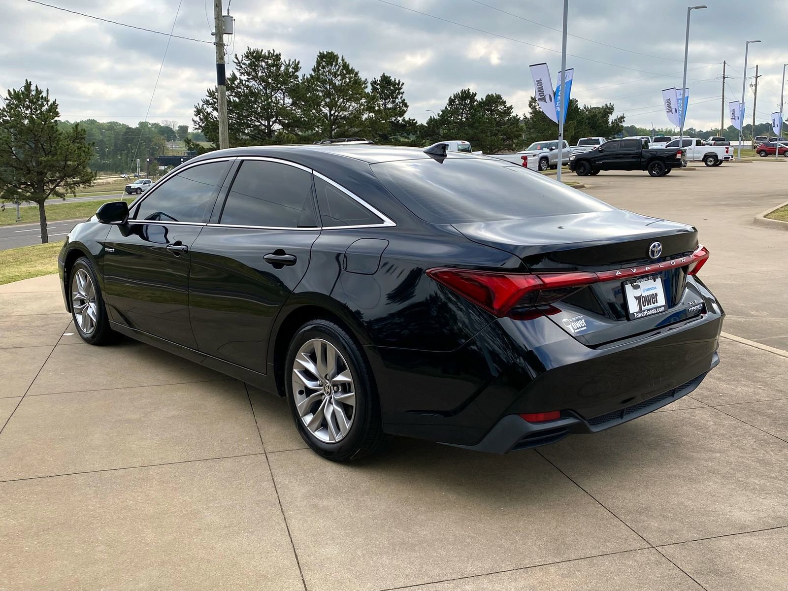 Used 2021 Toyota Avalon XLE w/ Moonroof Package image 4
