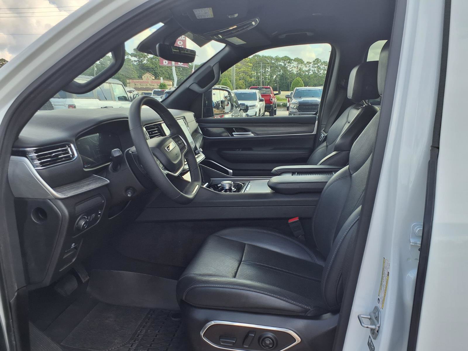 Used 2024 Jeep Wagoneer L Series II w/ Flexible Seating Group RWD image 14