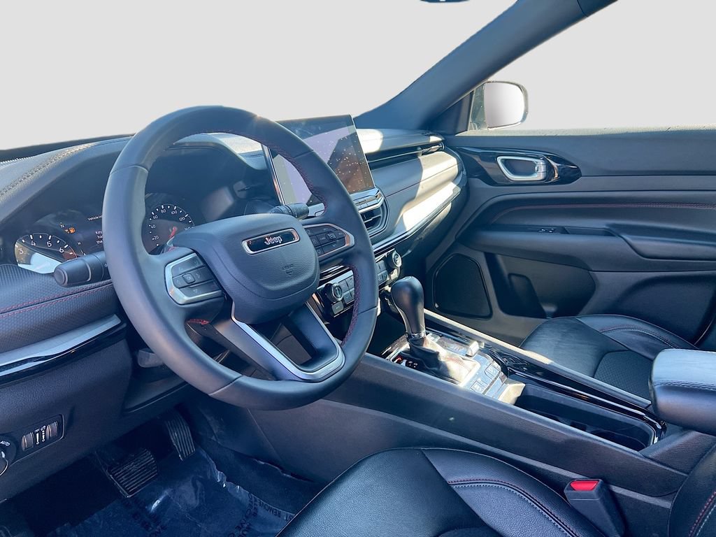 Used 2025 Jeep Compass Trailhawk AWD/4WD image 9