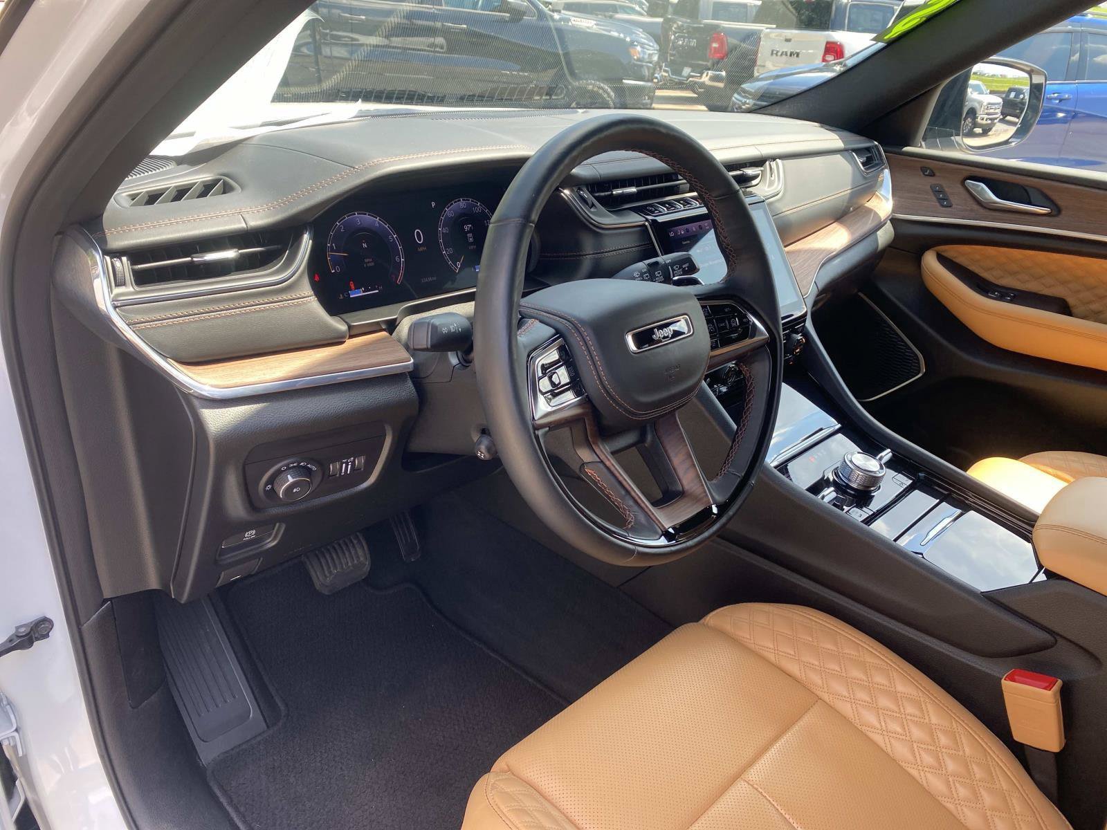 Used 2025 Jeep Grand Cherokee Summit w/ Luxury Tech Group V AWD/4WD image 28