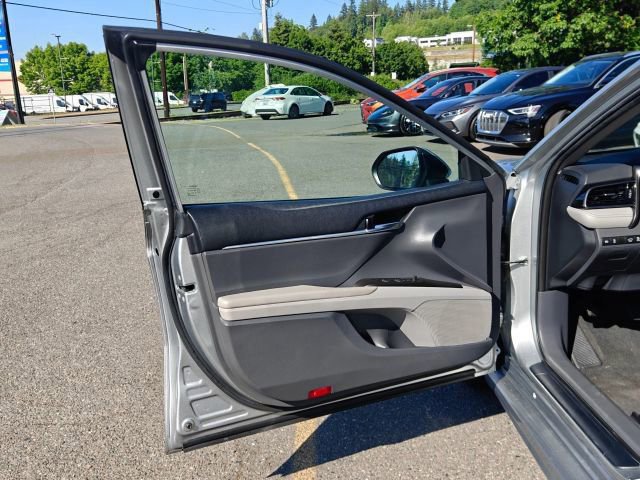 Used 2022 Toyota Camry SE FWD image 12