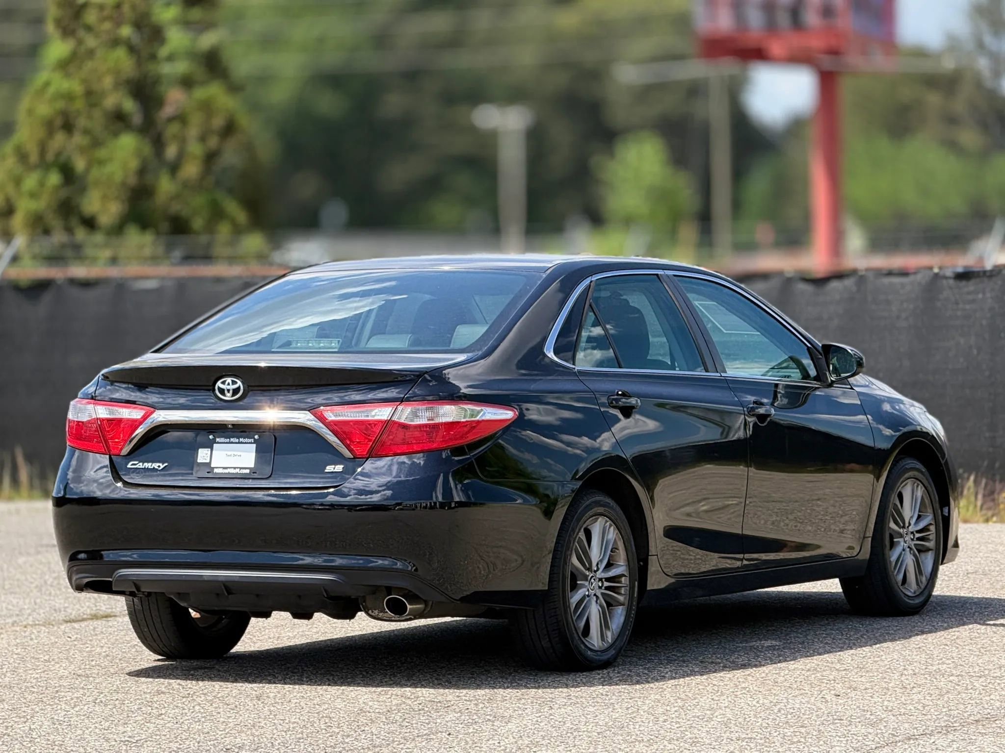 Used 2016 Toyota Camry SE image 9