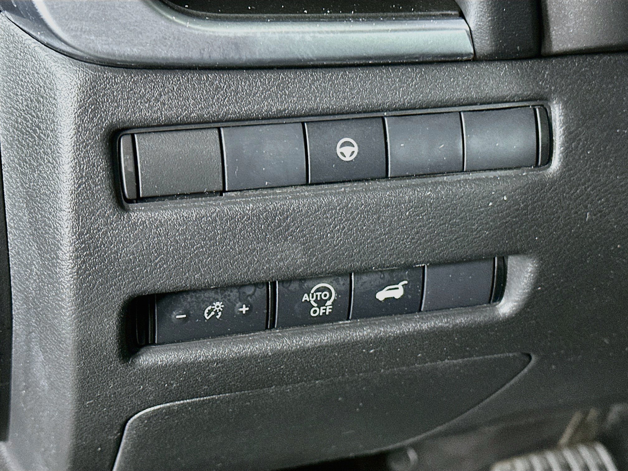 Used 2025 Nissan Rogue SV FWD image 17