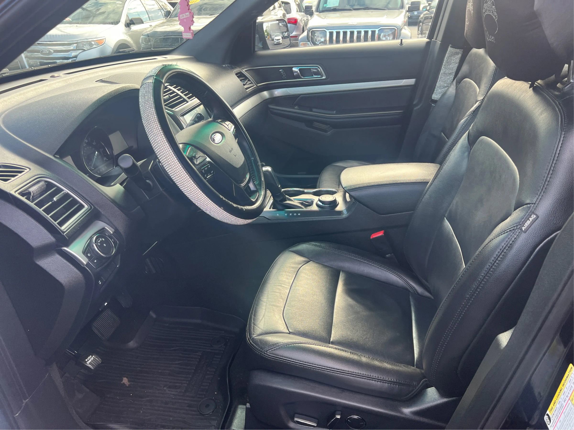 Used 2017 Ford Explorer XLT w/ Equipment Group 202A AWD/4WD image 10