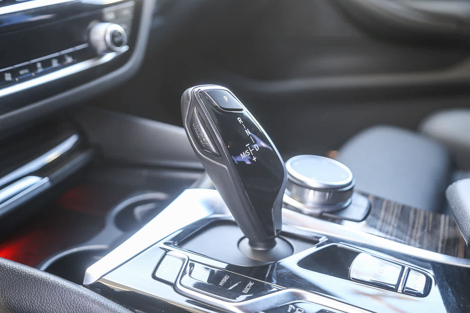 Used 2023 BMW 530e w/ Convenience Package image 19