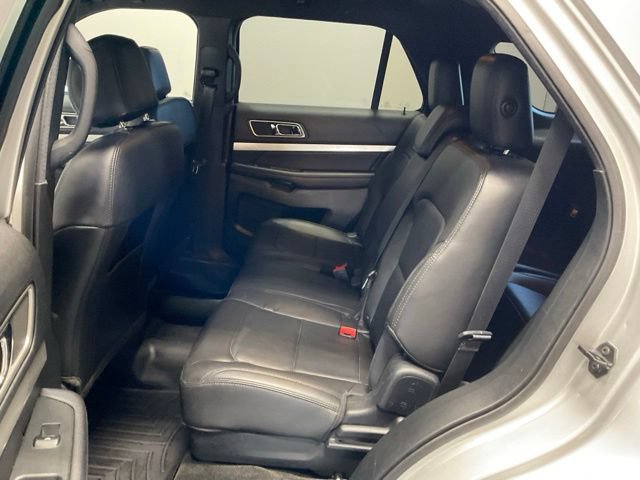 Used 2017 Ford Explorer XLT w/ Equipment Group 202A AWD/4WD image 17