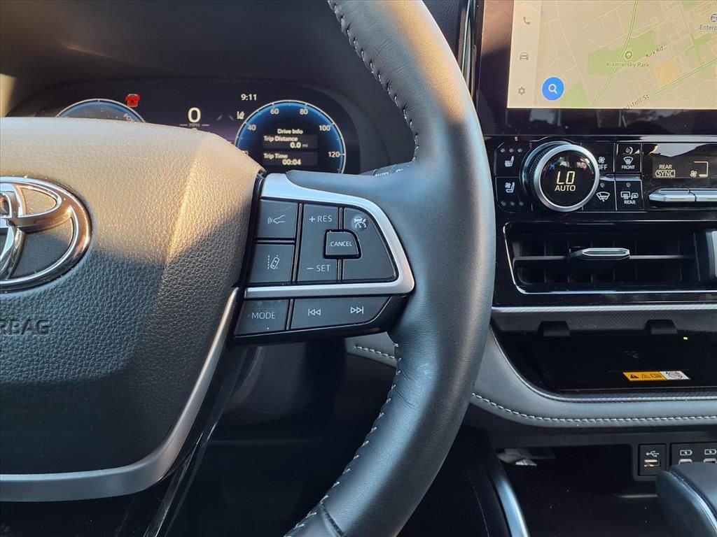 Used 2025 Toyota Highlander Platinum image 16