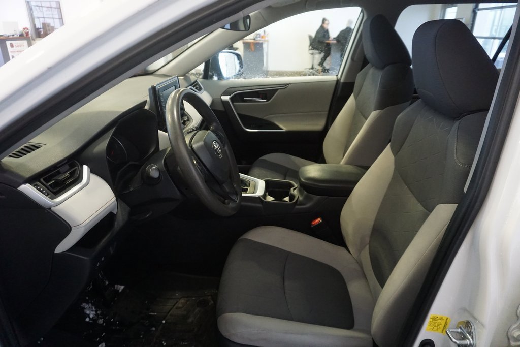 Used 2020 Toyota RAV4 XLE image 17