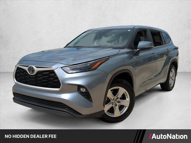 Used 2024 Toyota Highlander LE FWD image 1
