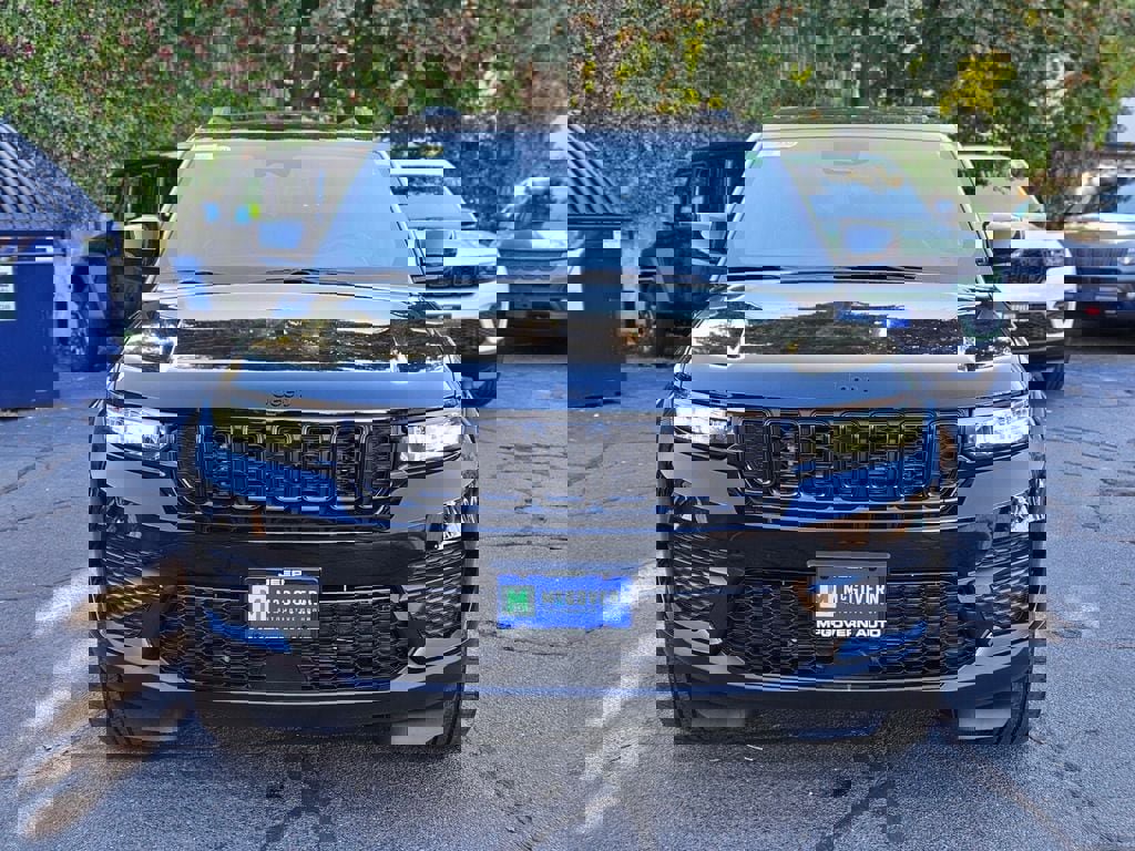 New 2025 Jeep Grand Cherokee Altitude image 8