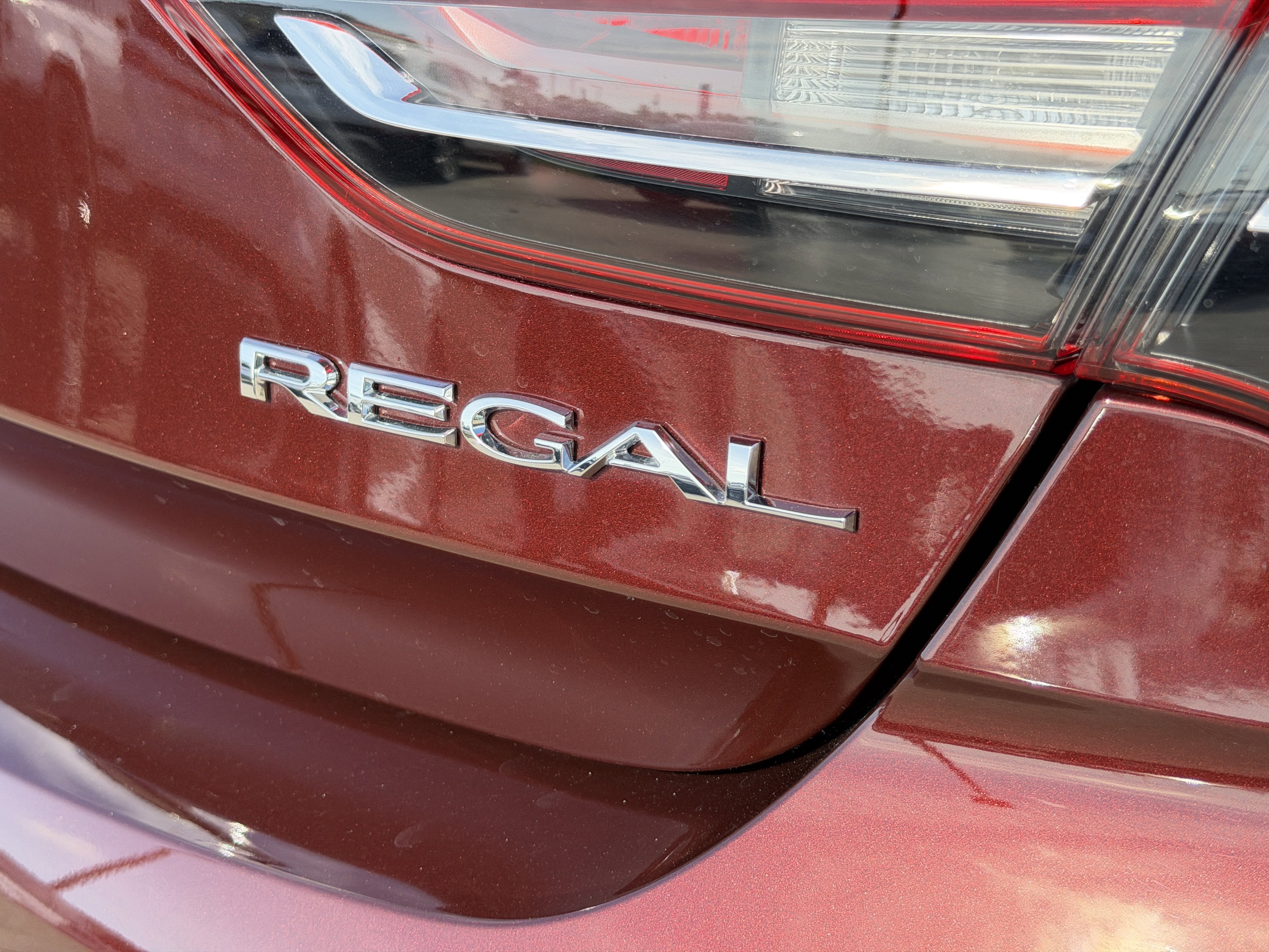 Used 2020 Buick Regal Preferred image 10