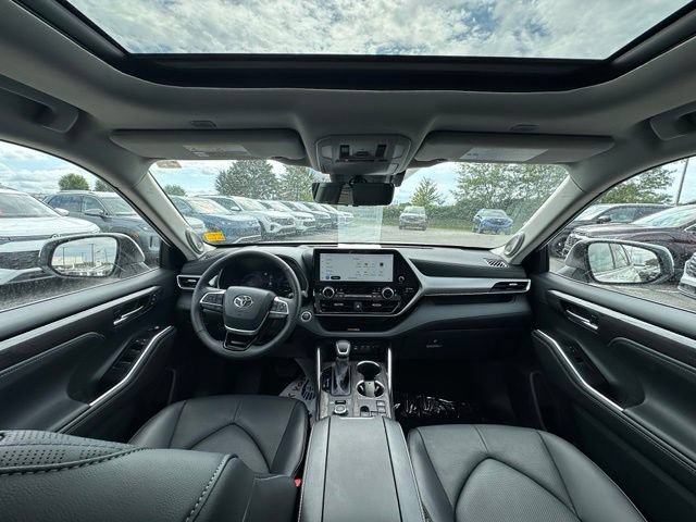 Used 2025 Toyota Highlander Platinum AWD/4WD image 13