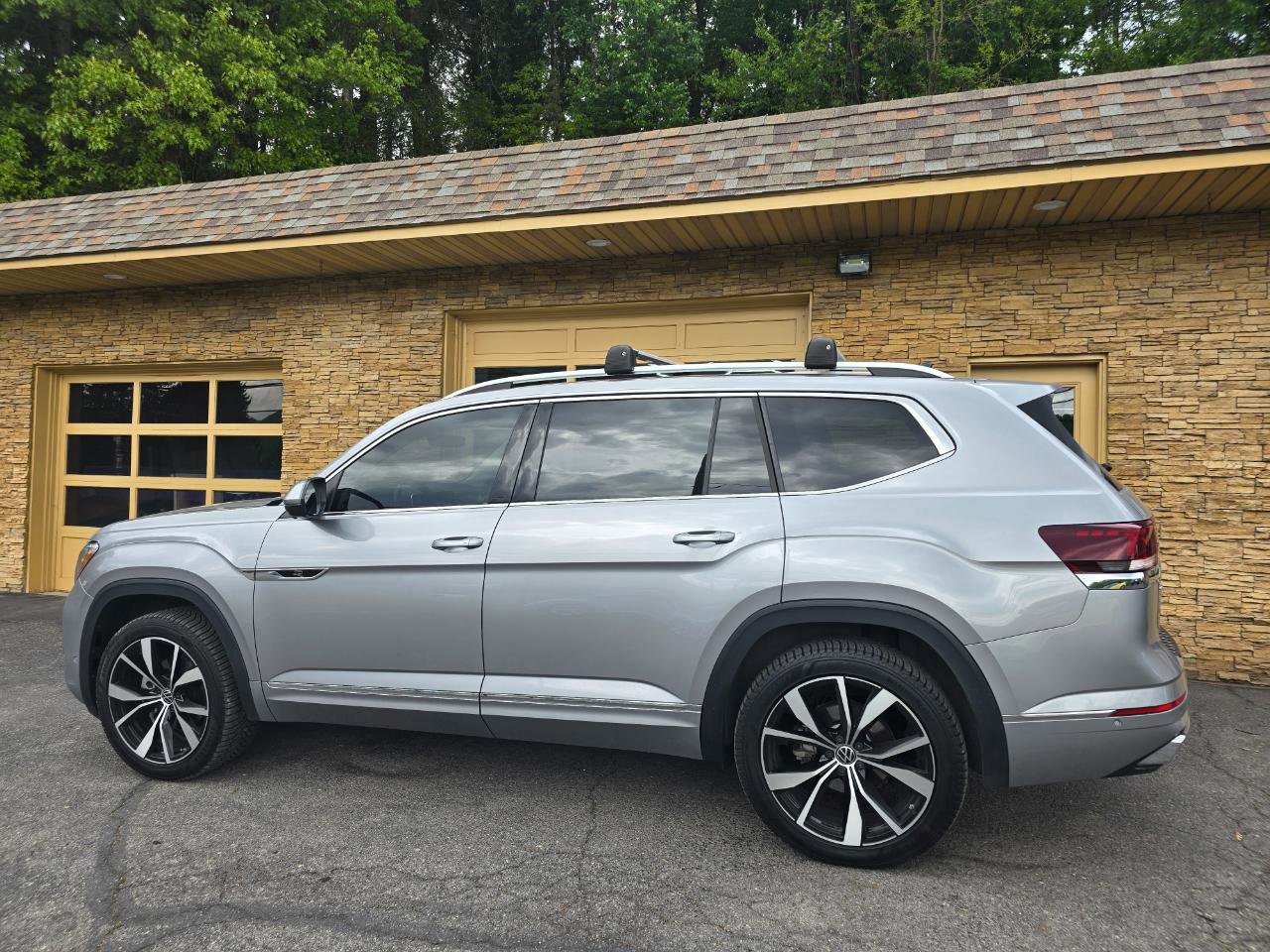 Used 2024 Volkswagen Atlas SEL Premium R-Line AWD/4WD image 4