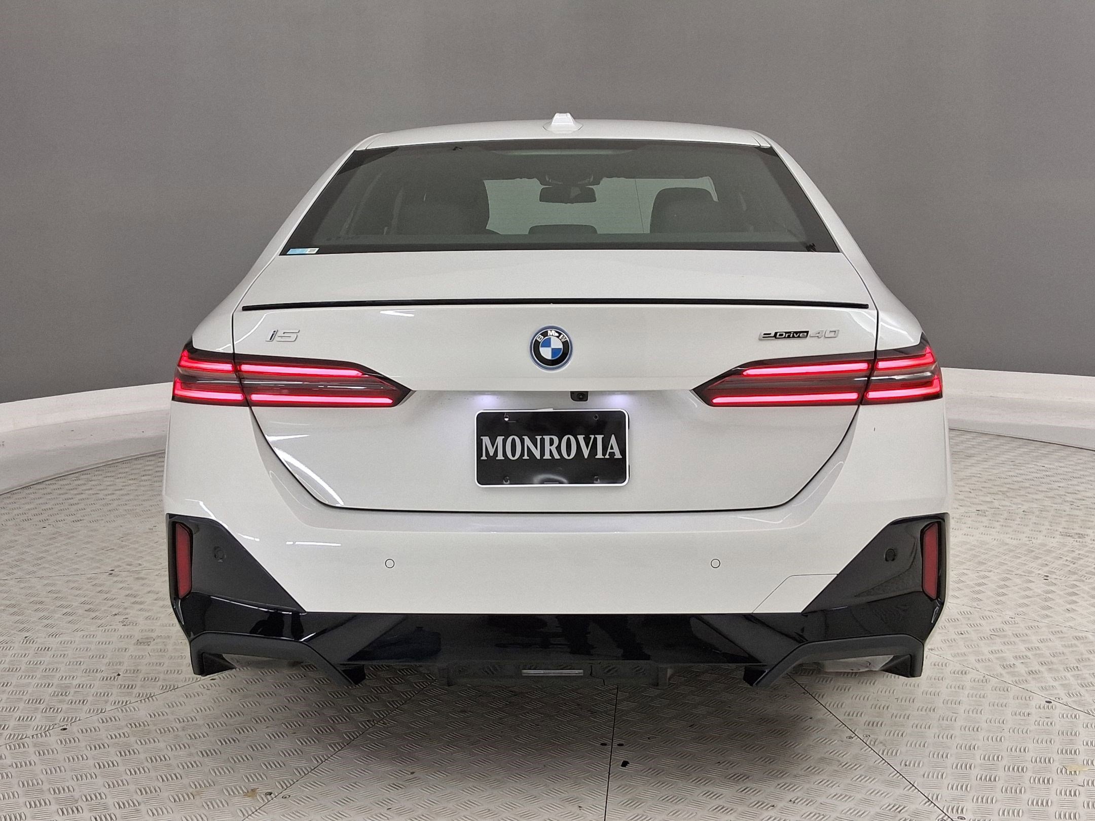 New 2026 BMW i5 eDrive40 w/ M Sport Package RWD image 8