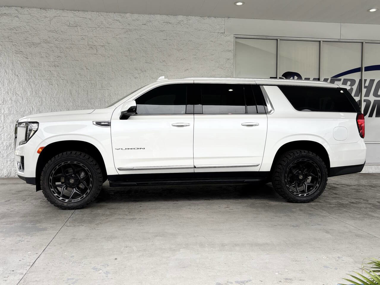 Used 2022 GMC Yukon XL SLT w/ SLT Luxury Package image 6