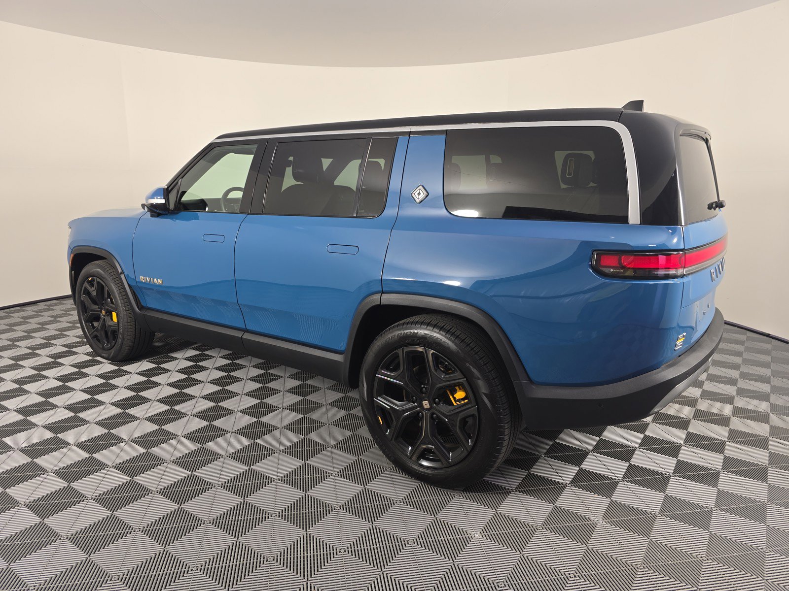 Used 2022 Rivian R1S Launch Edition image 3