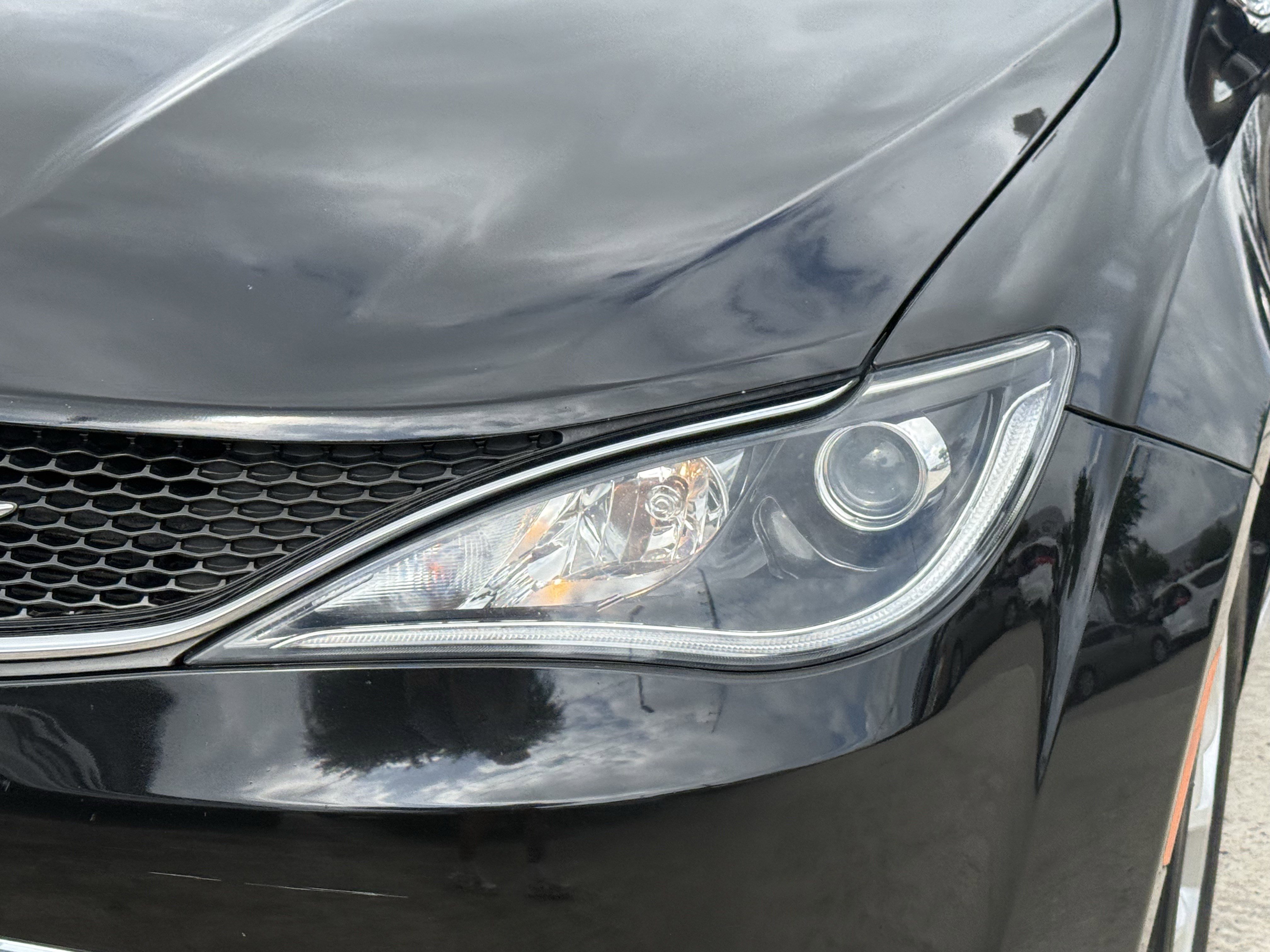 Used 2017 Chrysler Pacifica Touring-L w/ Tire & Wheel Group image 7