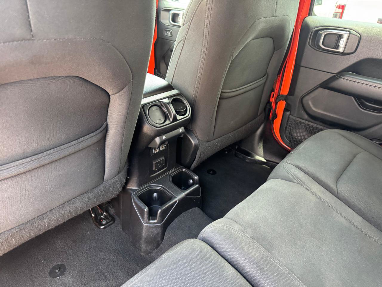 Used 2018 Jeep Wrangler Unlimited Sahara AWD/4WD image 15