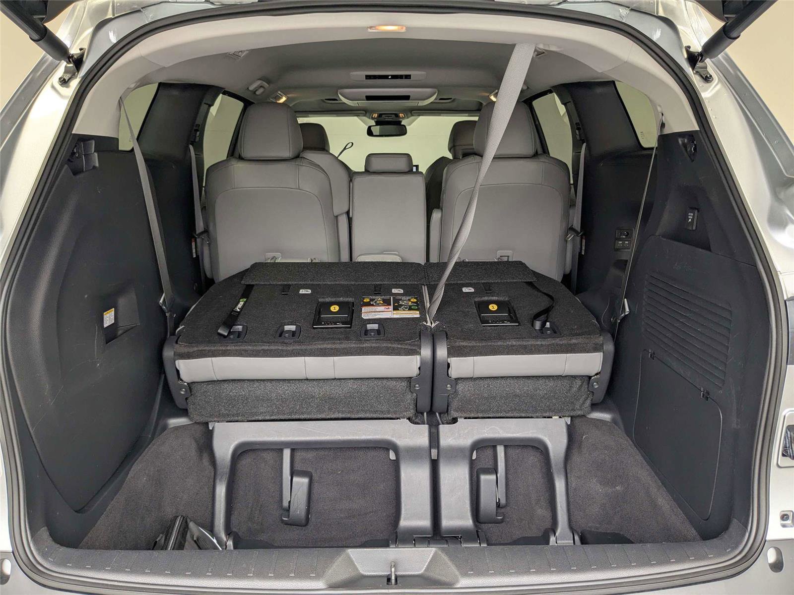 Used 2025 Toyota Sienna XLE w/ XLE Plus Package FWD image 7